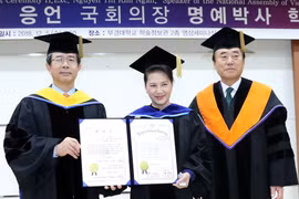 越南国会主席阮氏金银获颁韩国釜庆国立大学名誉博士学位（组图）