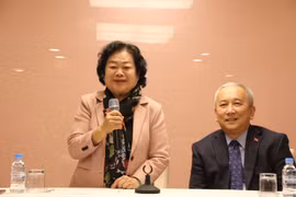 原越南国家副主席张美华走访越南驻韩国大使馆