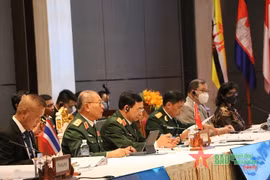 越南高级军事代表团出席第九届东盟防长非正式会议和东盟防长扩大会议