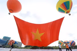 庆祝国庆节胡志明市放飞牵引大型国旗的热气球