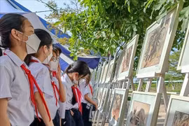 越南国家统一47周年：《V区战场记画》流动画展开幕式在岘港举行
