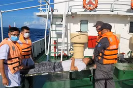 越南渔检及时救助一名在海上从事捕捞作业的发病渔民