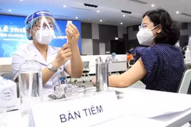 胡志明市2022年壬寅春节期间不间断地开展新冠疫苗接种工作