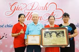 越南国家主席阮春福表彰23年积极组织开展无偿献血宣传活动的老兵