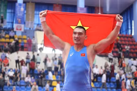 越南摔跤巨人收获东运会生涯最后一金