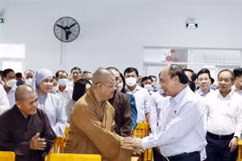 第十五届国会第四次会议召开之前国家主席在胡志明市展开与选民接触活动