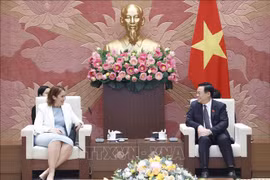 越南国会主席王廷惠会见新西兰驻越大使崔德妮•切丽•多布森