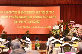国家主席阮春福与曾在北方就读的南方学生代会面