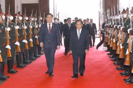 越南国会主席王廷惠会见老挝政府总理潘坎·维帕万