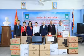 越南祖国阵线中央委员会主席杜文战调研阮攸越老双语学校