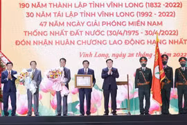 国会主席王廷惠出席龙湖营成立290周年、永隆省成立190周年、永隆省重设30周年庆典
