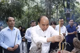 国家主席阮春福在新潮国家级特殊历史遗迹区敬香