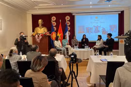 越南女科学家在法国进行交流