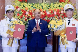 阮春福向晋升上将军衔的两位公安副部长颁发决定书
