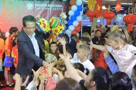 在俄罗斯和柬埔寨越南儿童欢度中秋佳节