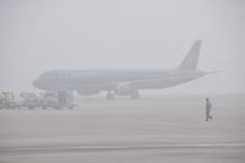 北部大雾天气致使30趟航班无法在机场降落