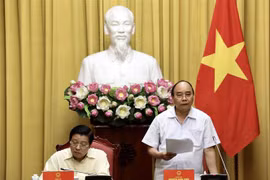 越南国家主席阮春福主持有关建设法治国家提案的会议