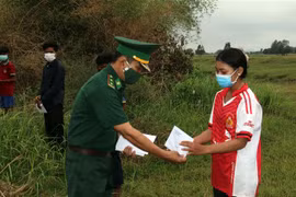 坚江省向柬埔寨边境地区儿童授予助学金