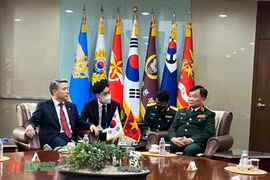 韩国国防部长官李钟燮会见黄春战上将