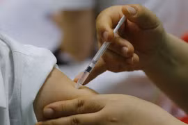 加快18岁以上人员第三针接种进度