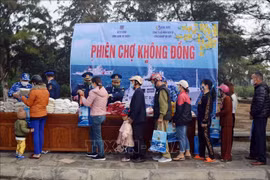 与白龙尾岛县军民提前欢度春节