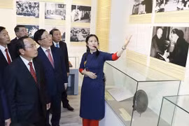 “越老伟大友谊特殊团结”资料图片实物展开幕
