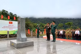 越老建交60周年：两国边防部队举行友好交流活动