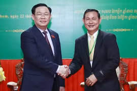 越南国会主席王廷惠访问柬埔寨磅同省