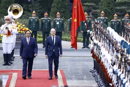 越南政府总理范明政举行仪式 欢迎德国总理对越南进行正式访问