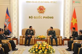 越南国防部部长潘文江大将会见柬埔寨退伍军人协会秘书长官金大将
