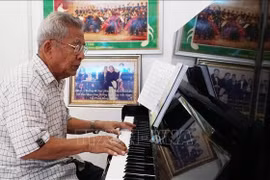 越老关系60周年：把胡主席的诗词谱成歌曲的老挝音乐家