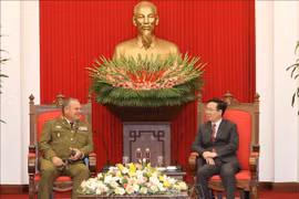 越共中央书记处常务书记会见古巴革命武装力量政治主任