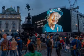 英国驻河内大使馆和驻胡志明市总领事馆为伊丽莎白二世女王设置吊唁簿 