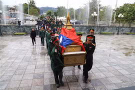  越老建交60周年： 10具在老挝北部牺牲的越南专家和志愿军烈士遗骸回国