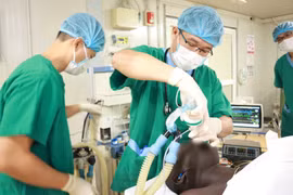 2·27越南医师节：越南蓝色贝雷帽医生成功为联合国工作人员进行手术