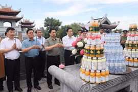 政府总理范明政在乂安省上香缅怀胡志明主席和各位英烈