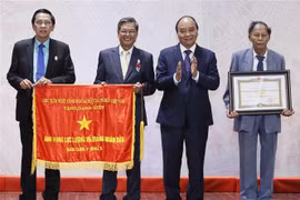 国家主席阮春福授予第五区民医委员会“人民武装力量英雄”称号