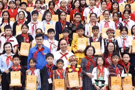 越南国家主席阮春福会见全国各民族优秀少年儿童代表