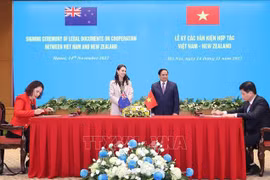 越南政府总理范明政和新西兰总理出席各项合作文件的签署并会见记者