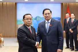 越南政府总理范明政会见老挝人民革命党中央检查委员会主任蓬马塔