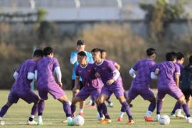 越南驻老挝大使馆领导探望备战AFF Cup 2022的越南国家足球队