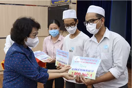 胡志明市向贫困的少数民族大学生发放助学金