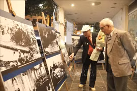 “河内—空中奠边府大捷”展览会在还剑湖举行