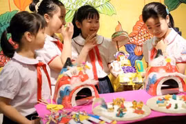 越南国家主席阮春福向全国少年儿童致以中秋节的祝福