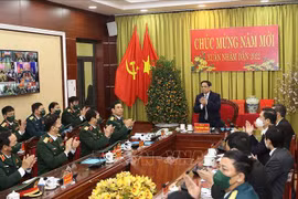 越南政府总理范明政向防控空军军种拜年并视察工作