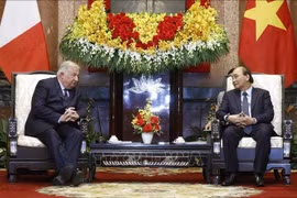 国家主席阮春福会见法国参议院议长热拉尔·拉尔歇