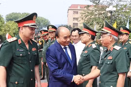 越南国家主席阮春福视察第一军区