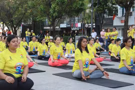 近千人参加在胡志明市举行的第八届国际瑜伽日活动