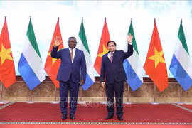 越南政府总理范明政会见塞拉利昂总统朱利叶斯·马达·比奥