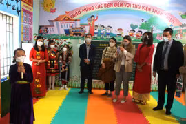 向河江省少数民族学生捐赠图书馆